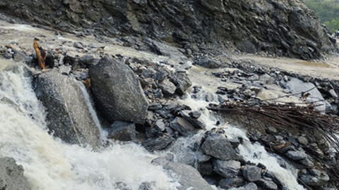 पहिरोले मकालु र भोटखोला गाउँपालिकामा सडक अवरुद्ध
